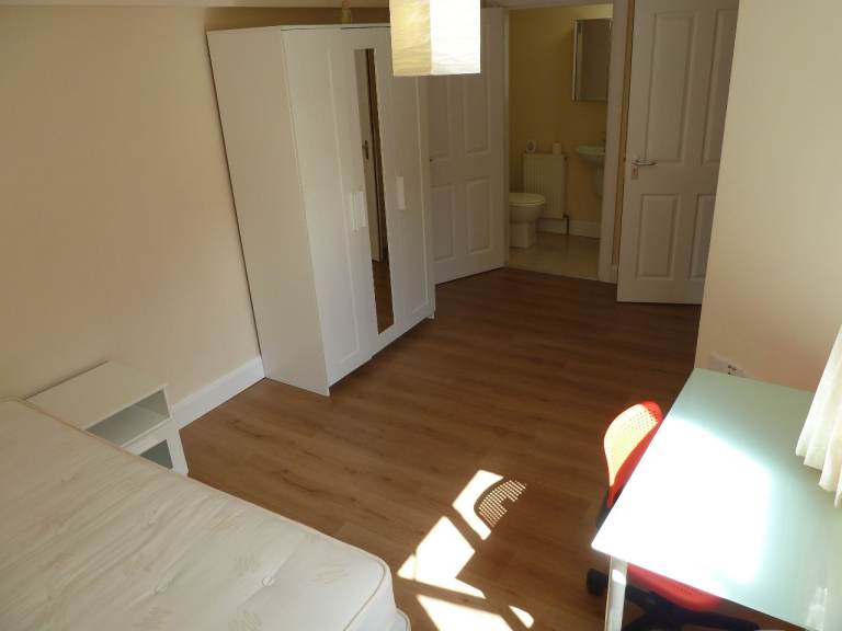 Stranmillis: En-Suite Double Room on 1st floor