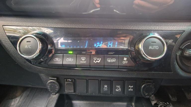 2017 Toyota Hilux Invincible D/Cab Pick Up 2.4 D-4D PICK UP DIESEL Manual