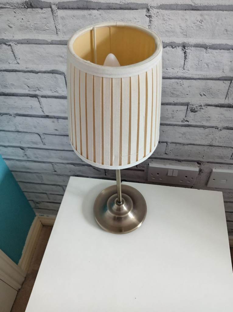 2 bedside lamps, fully working. 