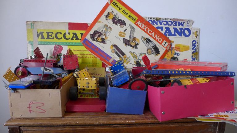 LARGE JOB LOT OF UNSORTED VINTAGE MECCANO. WITH MECCANO BOOKLETS. + LEGO BITS, SEE PHOTOS.