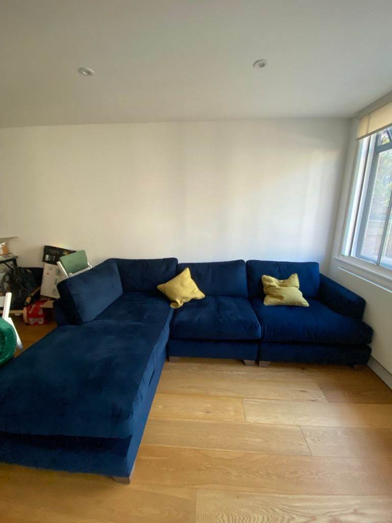 Plushy and luxirious Chaise Sofa in Midnight Blue from Lounge and Co