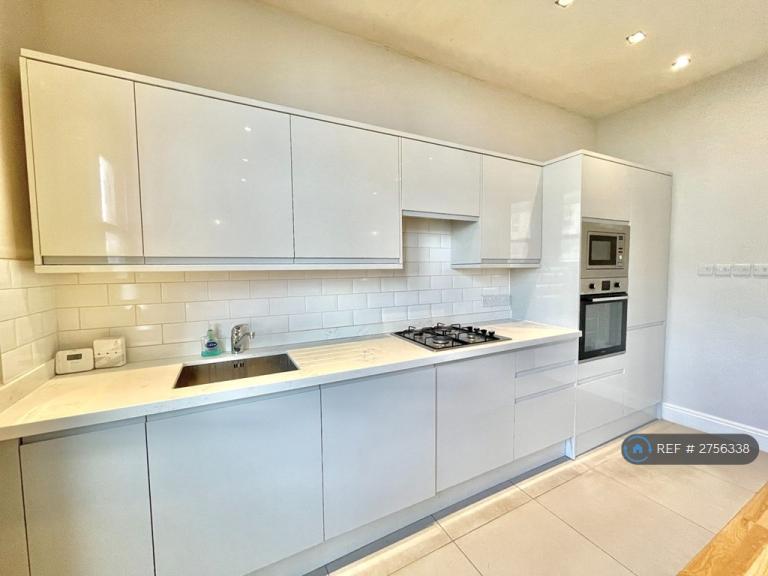 1 bedroom flat in Balham High Road, London, SW12 (1 bed) (#2756338)