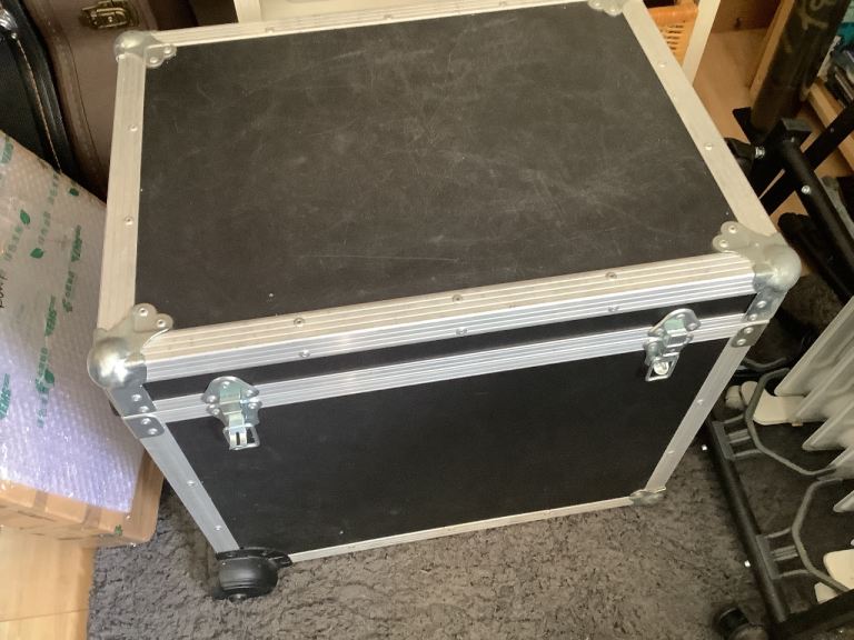 FLIGHT CASE 2 ft lL 1 ft 6 ins W 15 ins ĎEEP
