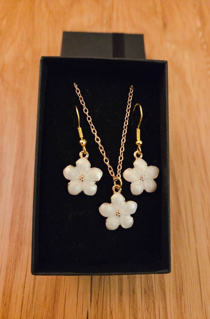 Womens Jewelley Set, White Enamel Flower Earrings & Necklace 