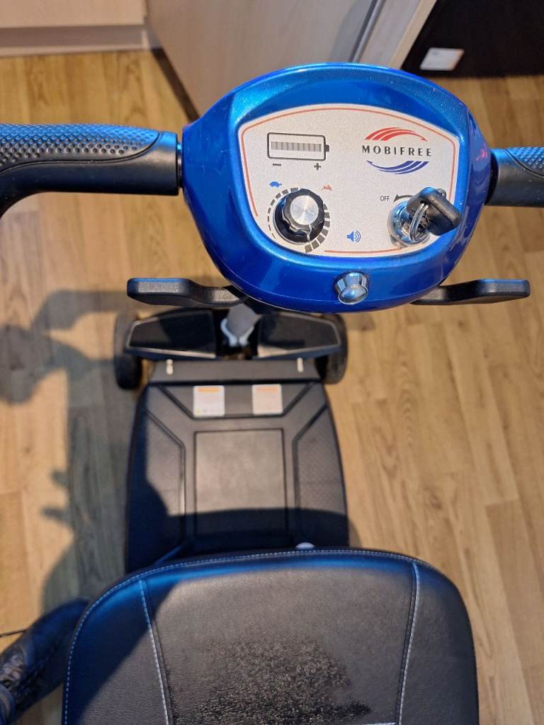 Folding mobility scooter 