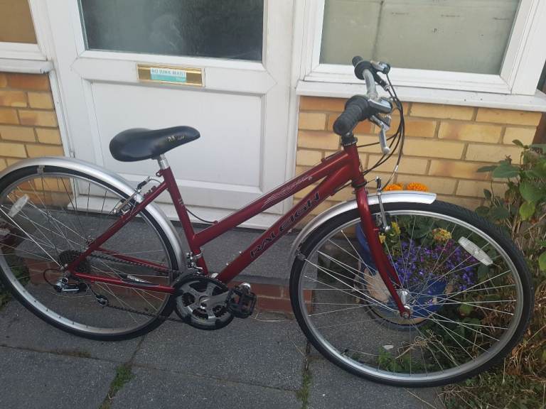 RALEIGH HYBRID 700c WHEEL BIKE 17" FRAME IN GOOD WORKING CONDITION