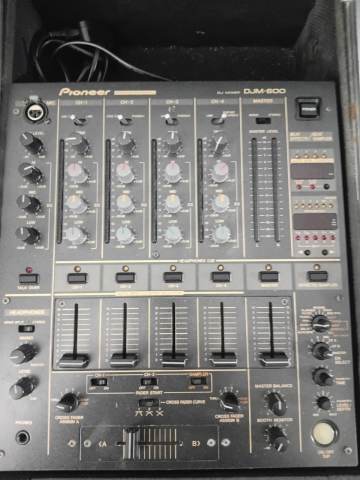 2x Pioneer cdj 1000mk2, 1x pioneer djm600 mixer, 1x magma flight