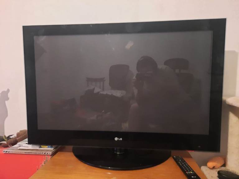 LG Plasma 42PQ6000 42" TV with swivel stand and remote