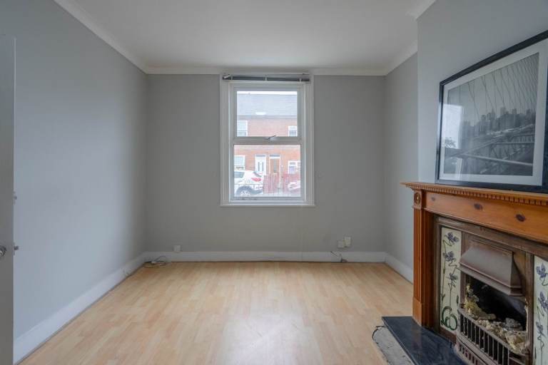 Double room available for 2 females 