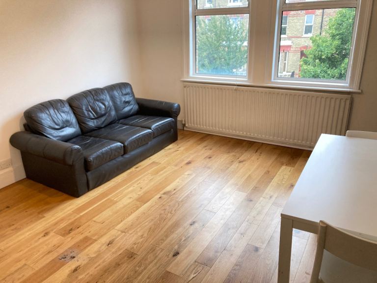 Converted 1st Floor 2 DBed Flat Sitting Eat In Kitchen Shower Drive Garden NearTubeRailBusShopsGreen