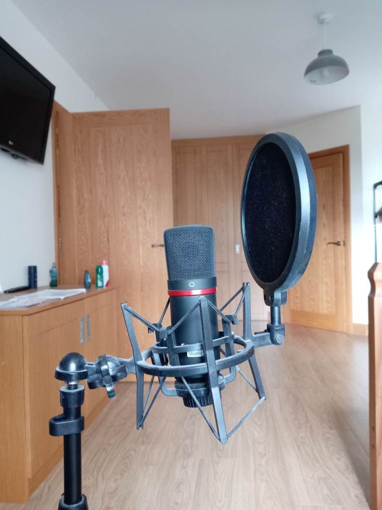 Scarlett Microphone & Stand Bundle