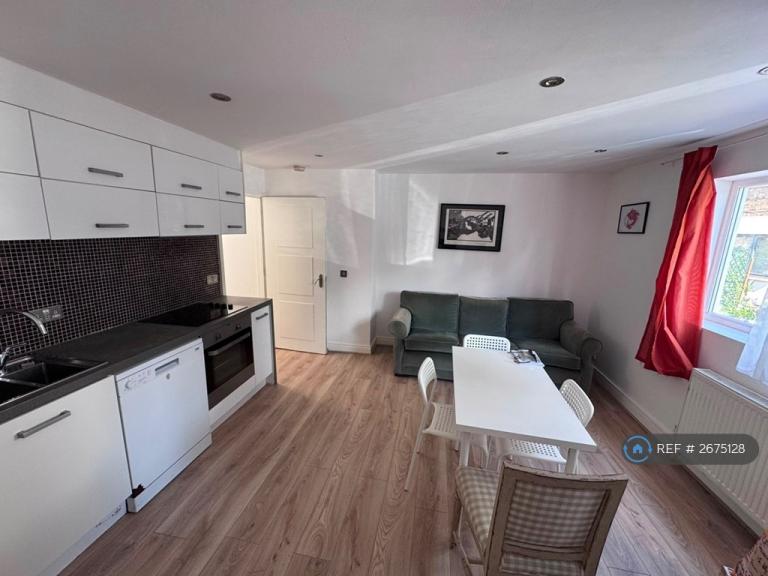 2 bedroom house in Catford Hill, London, SE6 (2 bed) (#2675128)