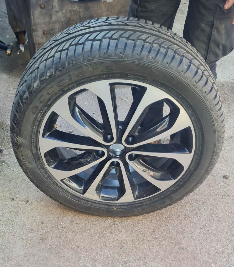 Nissan Qashqai J10 18-inch wheel/Accelera Iota tire