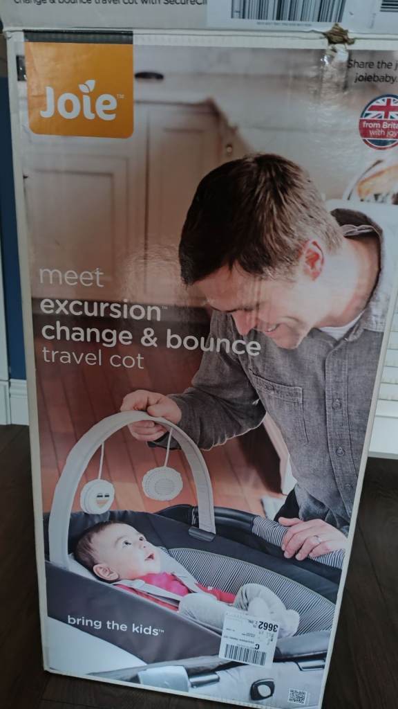 Lovely travel cot System with accessories 