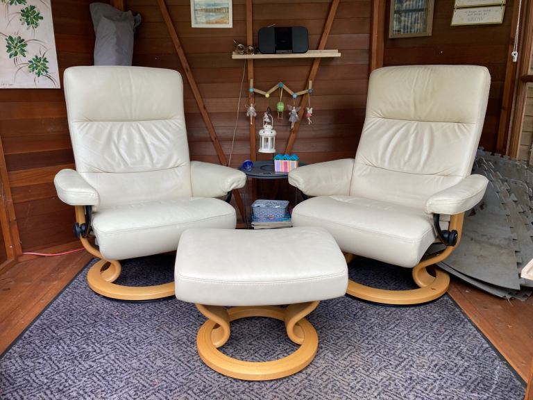 Stressless leather chairs