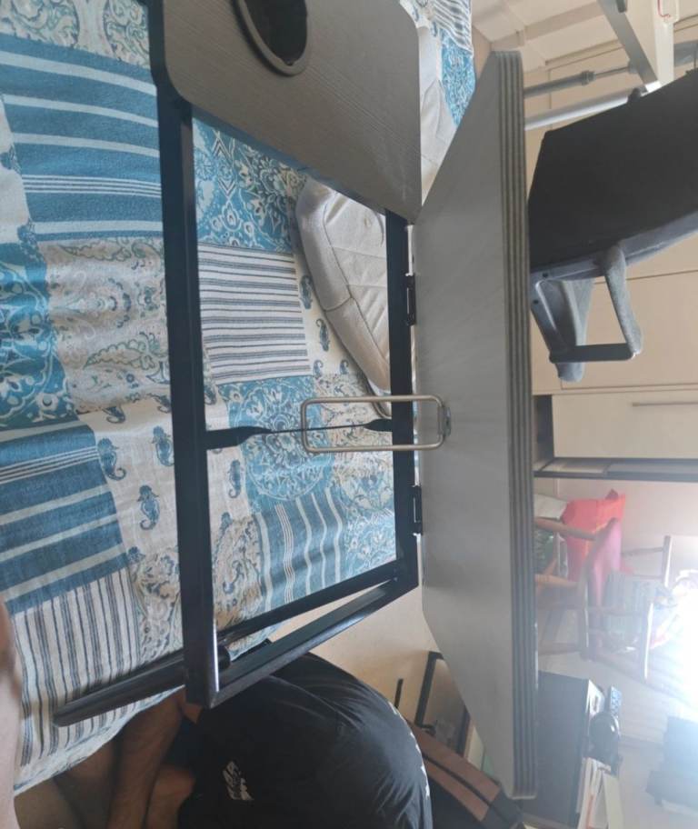 Foldable laptop bed table