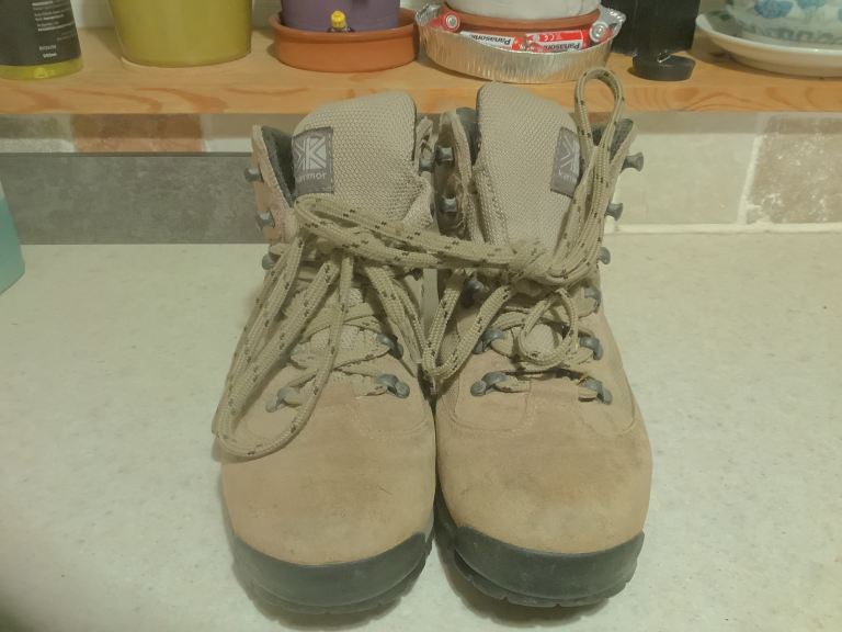 KARRIMOR  LADIES SIZE 5 WALKING BOOTS