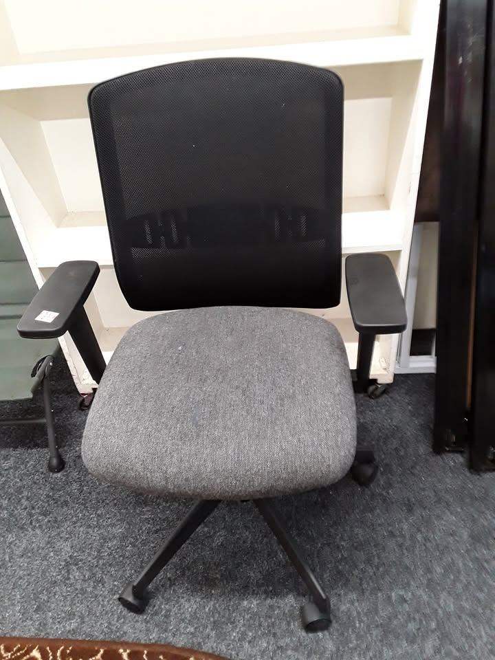 Grey & black swivel office chair Copley Mill Low Cost Moves 2nd Hand Furniture STALYBRIDGE SK15 3DN
