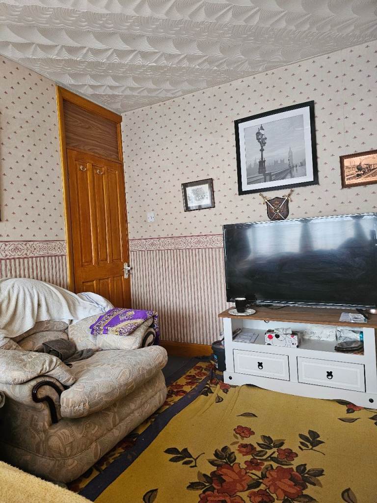 Room available near by slough train station 