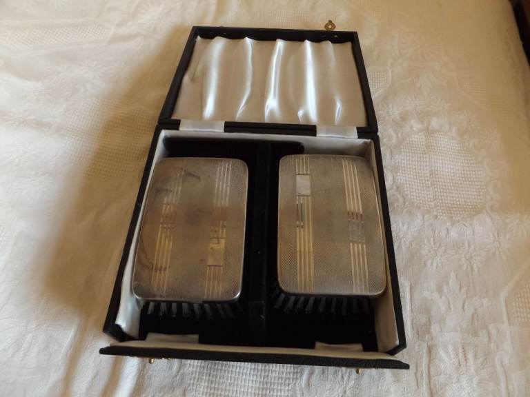 VINTAGE ART DECO BOXED CLOTHES BRUSH SET NYLON BRISTLES EPNS MADE IN ENGLAND.