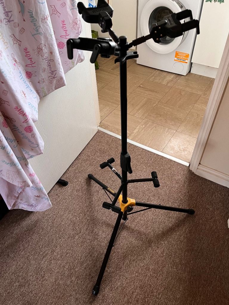 Hercules Triple Guitar Stand – Good Condition