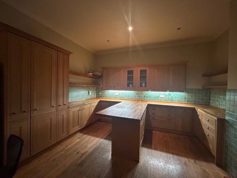 SOLID OAK KITCHEN – WORKTOPS & SHELVING – COMPLETE KITCHEN – BUYER TO DISMANTLE/COLLECT