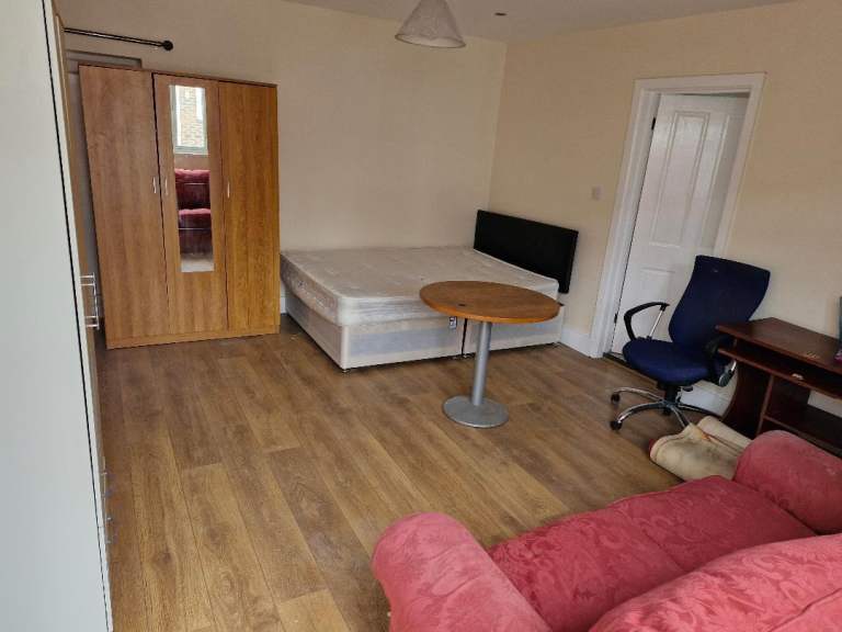 Studio Flat (Outreach building, at the back of main house), UB3 1TS, £1000 PCM – Immediate Available