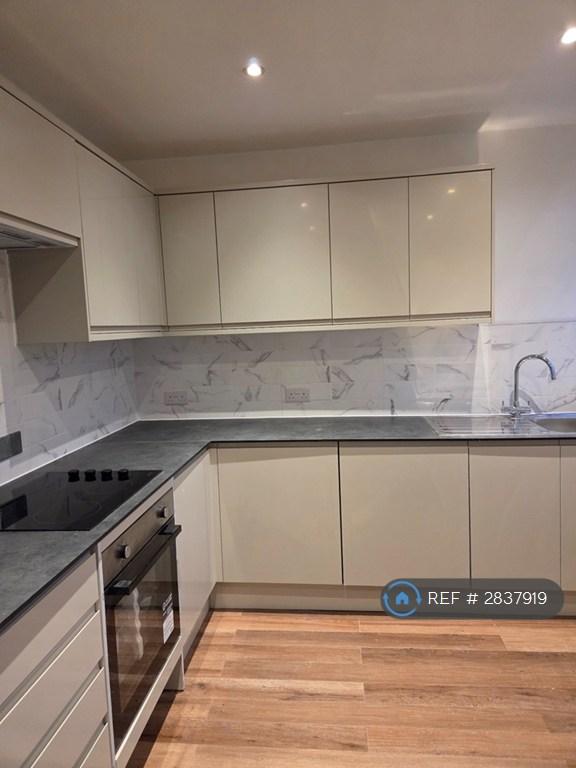 3 bedroom flat in Queensborough Court, London, N3 (3 bed) (#2837919)