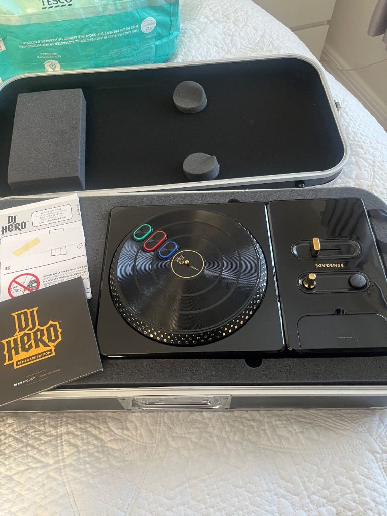 DJ Hero 2 Turntable Controller with Game – Black, Good Condition