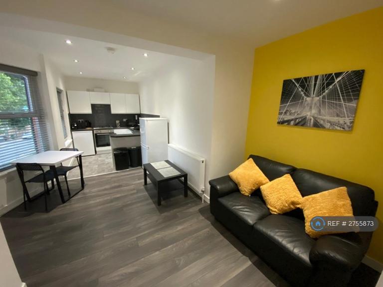 3 bedroom flat in Addison Street, Nottingham, NG1 (3 bed) (#2755873)