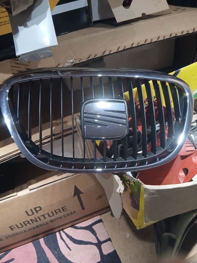Seat Leon mk2 front Grill in good condition 