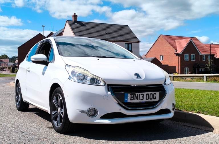 Peugeot 208 1.2 VTi Intuitive 3dr Petrol 2013