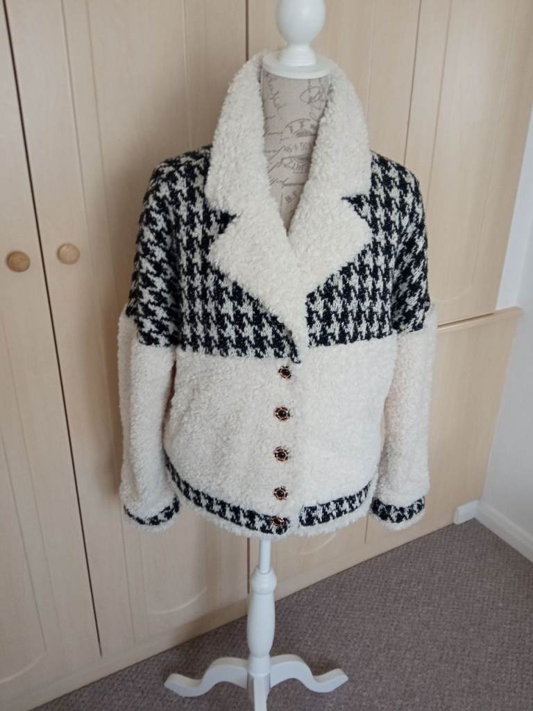 LADIES SIZE 12/14 CREAM/BLACK SHEEPSKIN EFFECT FLEECE JACKET - NEW !! £10 ONLY !!
