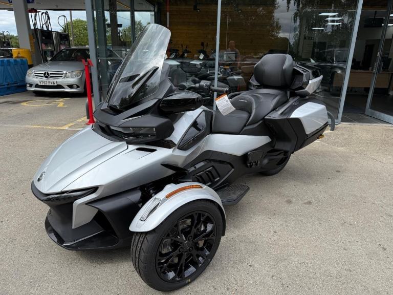 2025 Can-Am Spyder RT Limited 1330cc 6 speed semiauto trike Hyper Silver