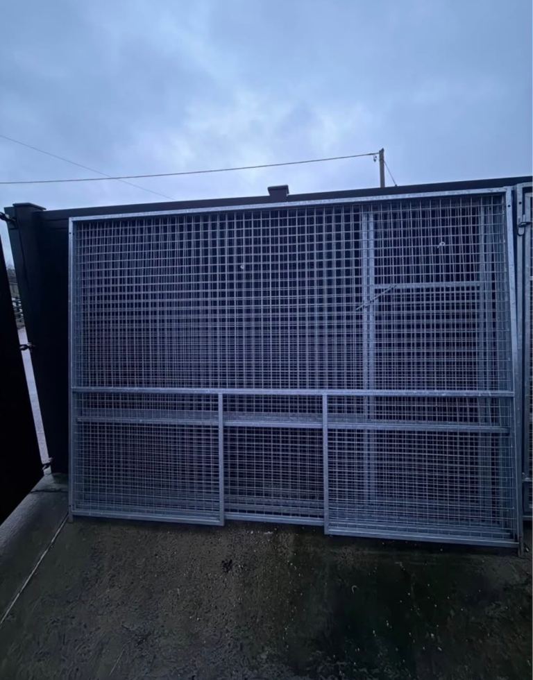 6x8 Galvanised dog pen.