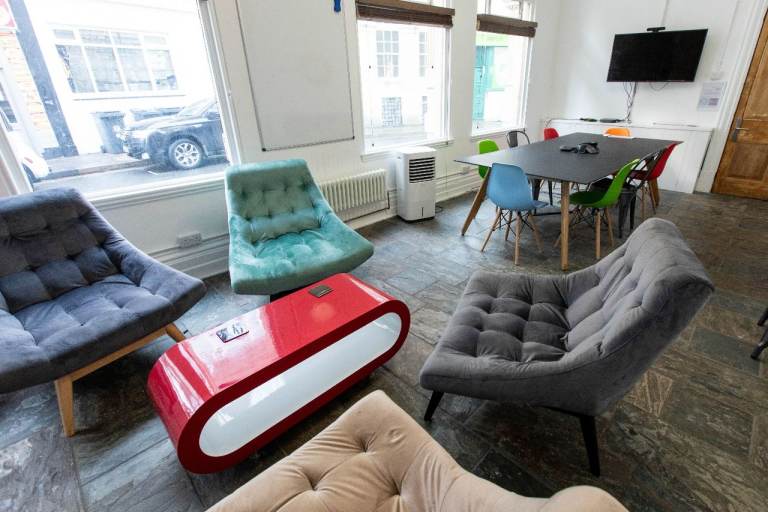 Ground Floor Office / Studio with Large Windows – Old City Bristol