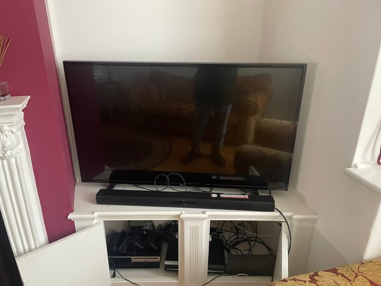 TV LG with sound track buffle included