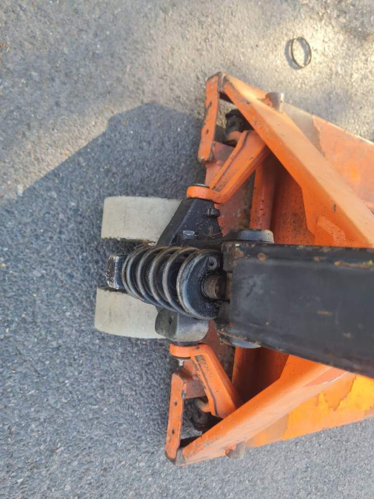    Pallets pump truck