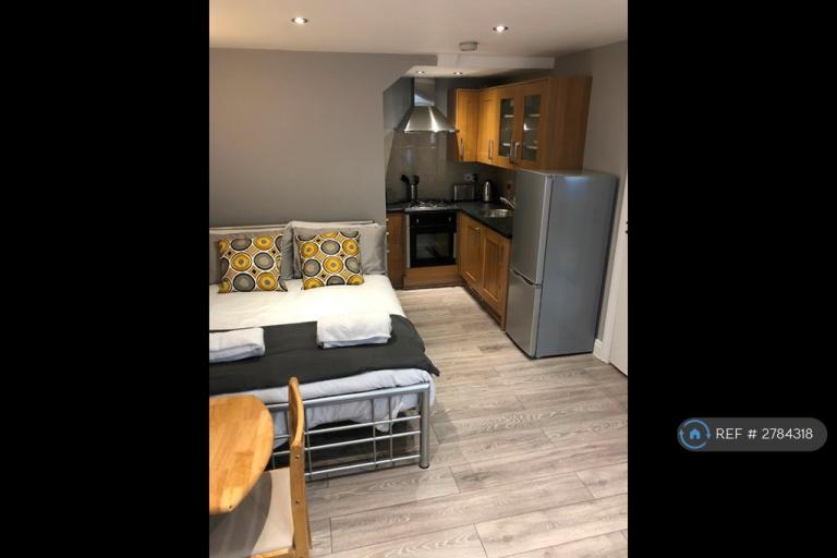 Studio flat in Rosemont Road, London, W3 (#2784318)