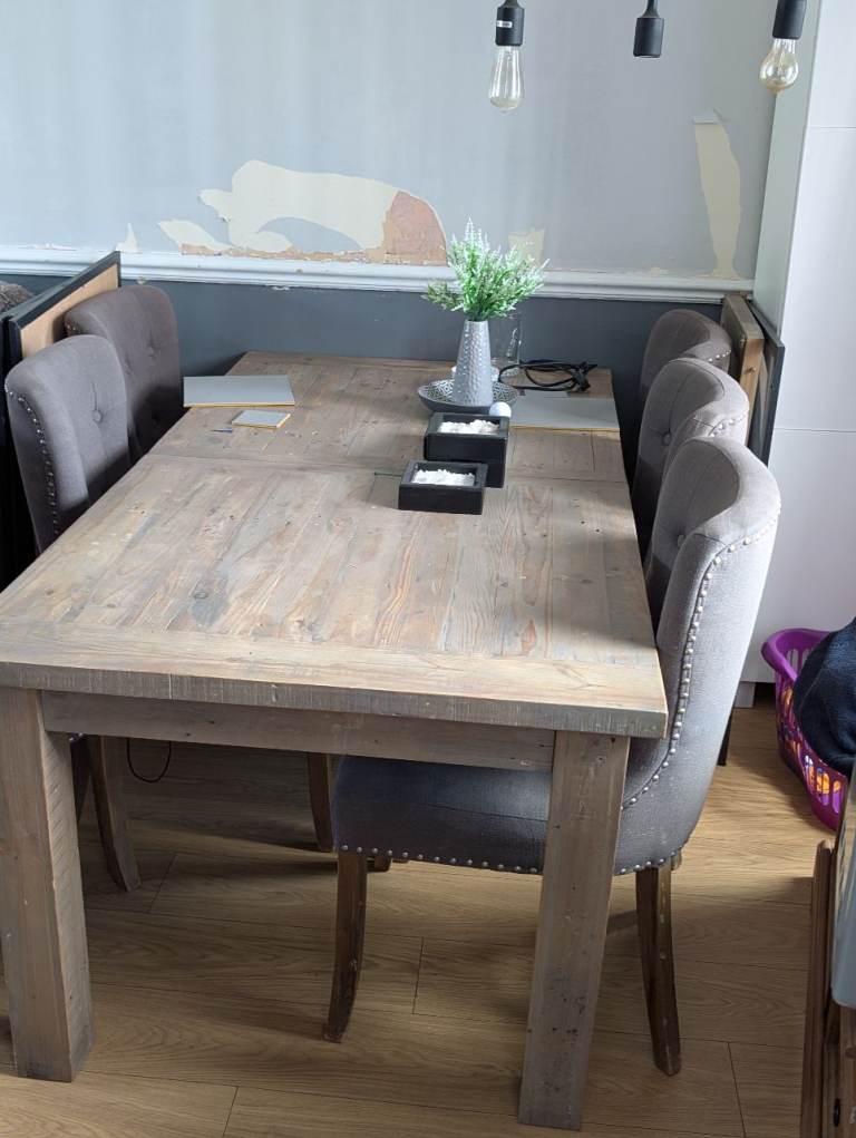 Dining Room Table & Chairs