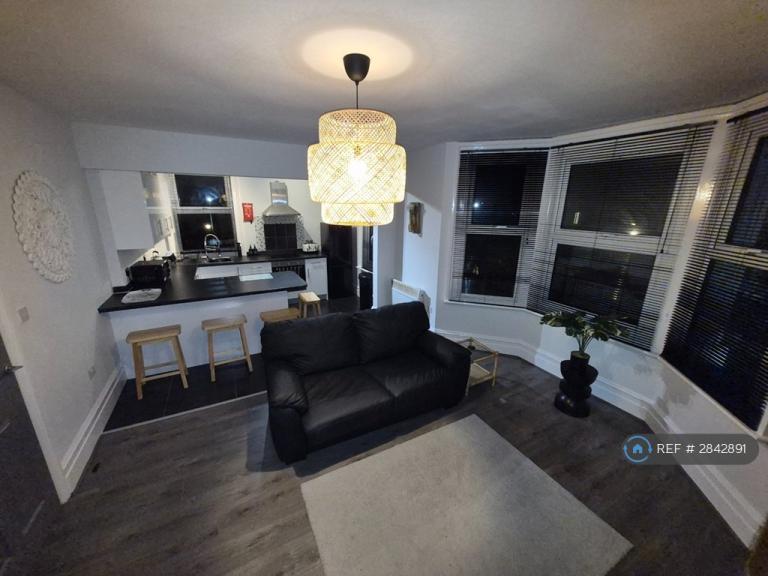 2 bedroom flat in Blenheim Park Road, South Croydon, CR2 (2 bed) (#2842891)