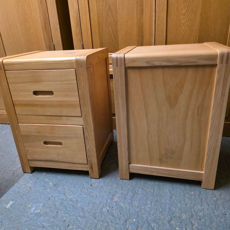 2x bedside tables