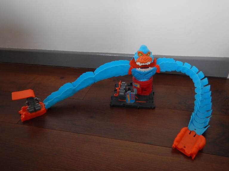 Hot Wheels City Gorilla Garage Attack Playset – excellent condition