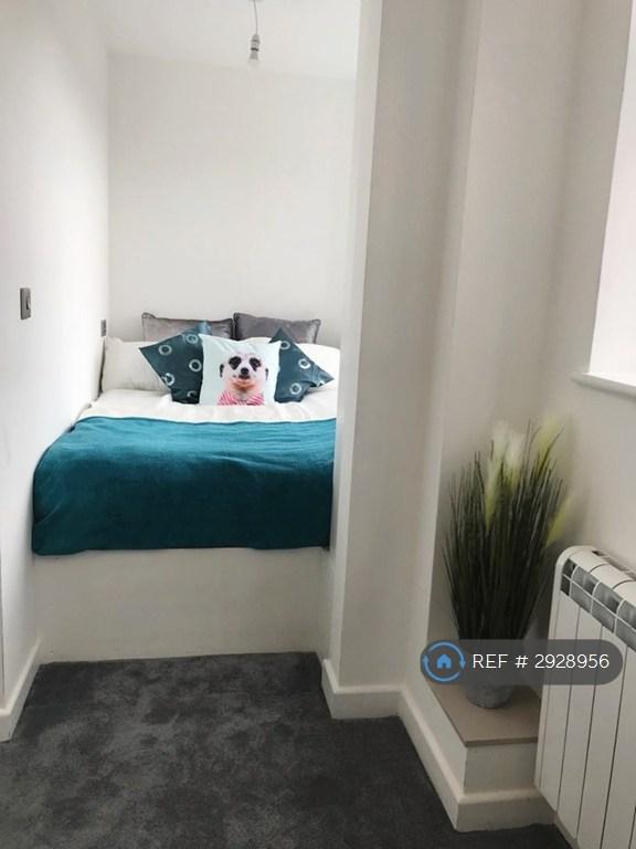 3 bedroom flat in Fairfield Court, Manchester, M14 (3 bed) (#2928956)