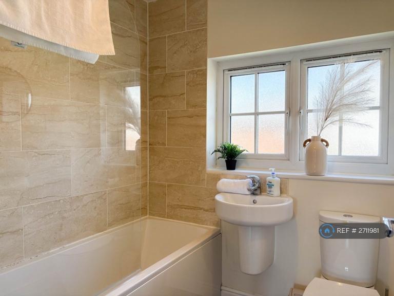 4 bedroom house in Edgewood Road, Manchester, M9 (4 bed) (#2711981)