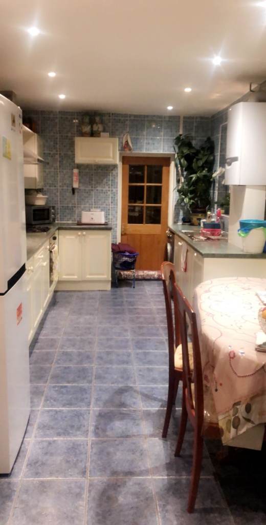 (AVAILABLE NOW + Professional ONLY) ..CLEAN MEDIUM ROOM IN WALTHAMSTOW, E17 4JR FOR £633pcm