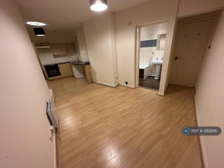 1 bedroom flat in Hartington Road, Gloucester, GL1 (1 bed) (#2928119)