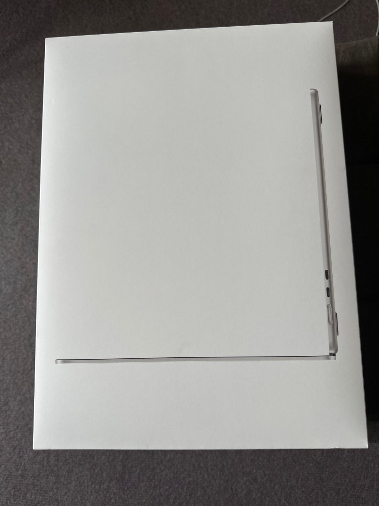 Apple MacBook Air 15.3” New !