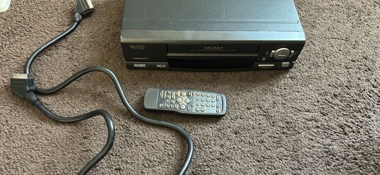 Matsui VCR video recorder with remote and scart cable - plays vhs cassettes - works fine 