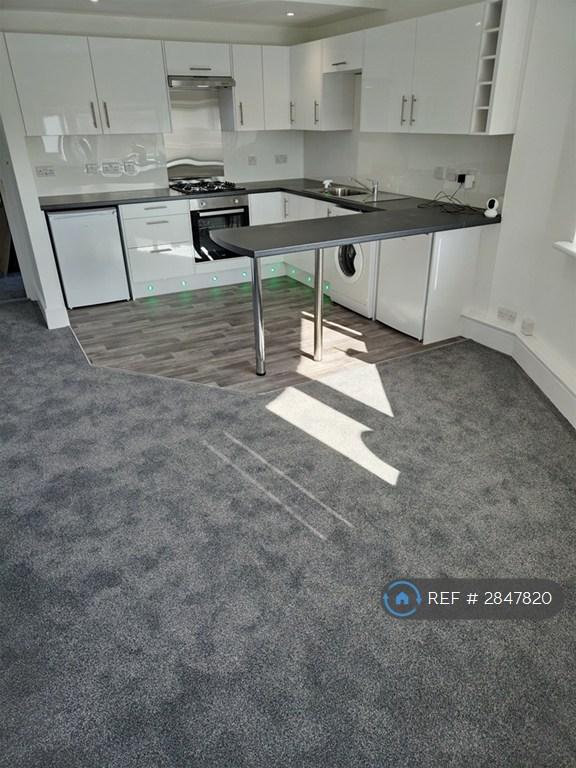 2 bedroom flat in Milton Road, Southsea, PO4 (2 bed) (#2847820)